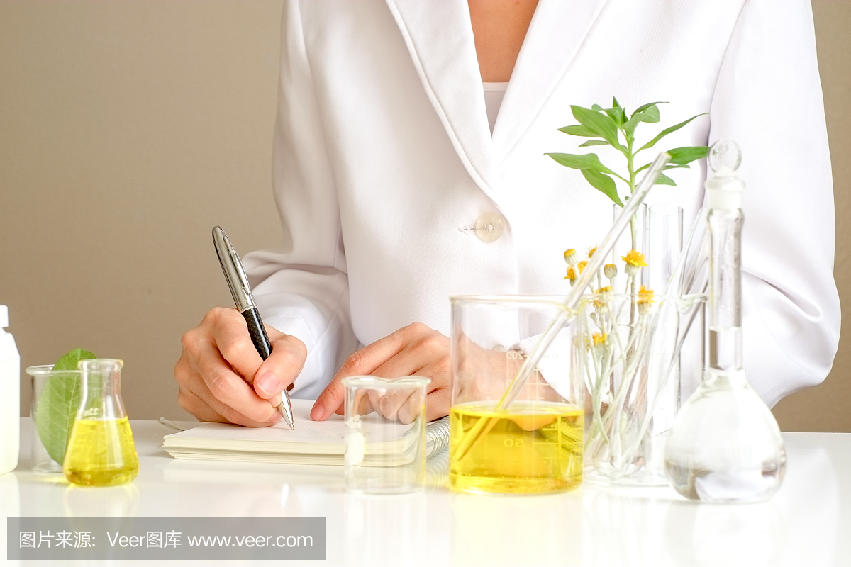科学家、皮肤科医生在实验室测试有机天然产品。研发美容护肤理念。空包,瓶、容器.cream serum.hand