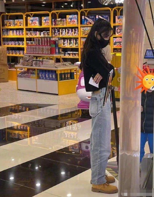 杨颖出门带娃被偶遇,被指身材太薄显干瘪,目光追随儿子好温馨